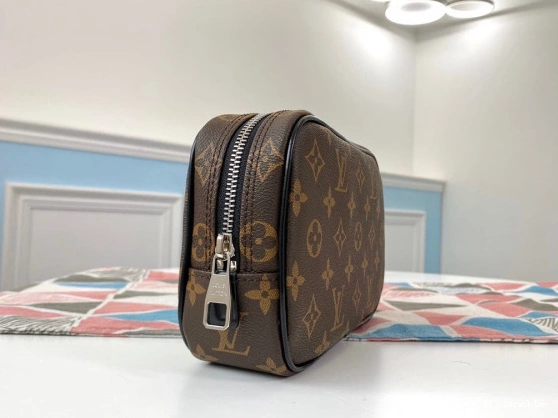 Official oldcobbler VUITTON LOUIS PM POUCH TOILETRY 0730